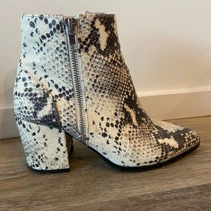 Snakeskin Steve Madden boots. Size 7